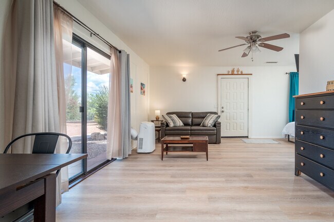 Building Photo - 1430 E Stage Way
