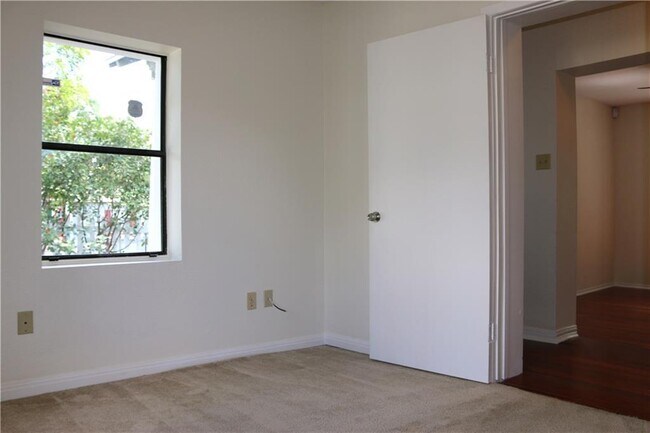 Building Photo - 1166 Ridgeway Dr