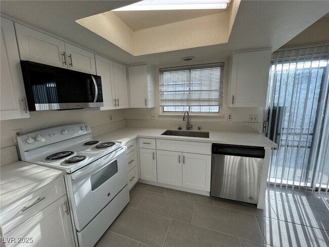 Building Photo - 2112 Sun Ave