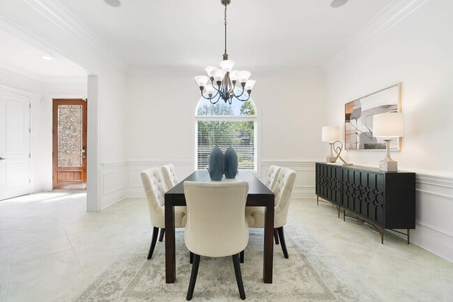 Building Photo - Luxury 5 Bedroom Retreat with Pool in Wedd...