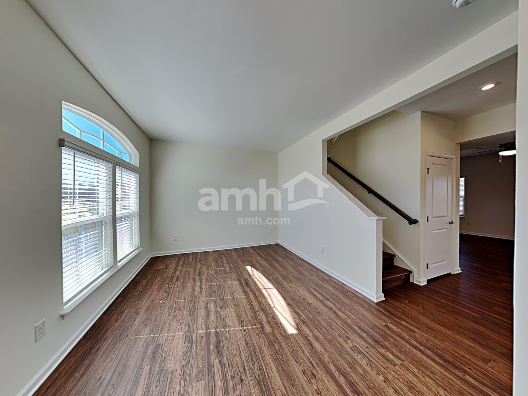 Building Photo - 561 Larragan Dr