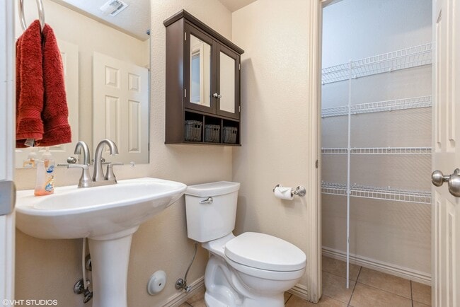 Building Photo - 3 Bedroom Townhome with Private Patio