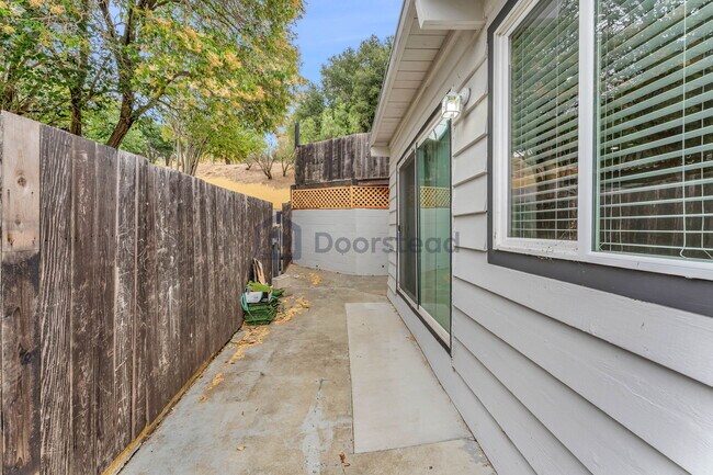 Building Photo - 551 Hichborn St