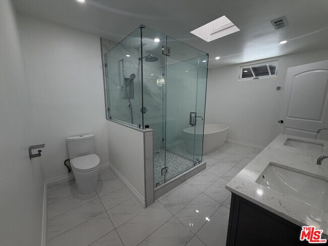 Building Photo - 2880 Woodwardia Dr