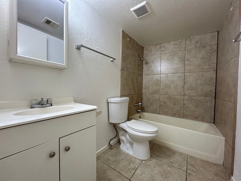 Building Photo - 3024 E Waltann Ln