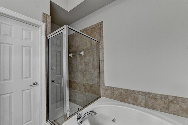 Building Photo - 813 Clifton Heights Ln NE