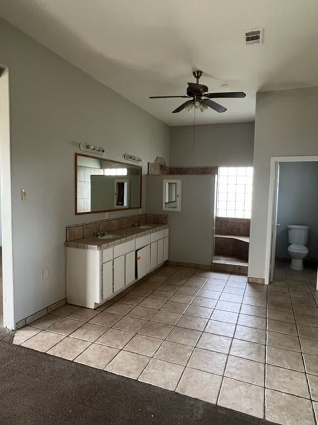 Building Photo - Farm house with room