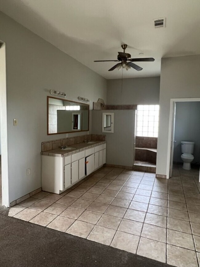 Building Photo - Farm house with room MOVE IN SPECIAL