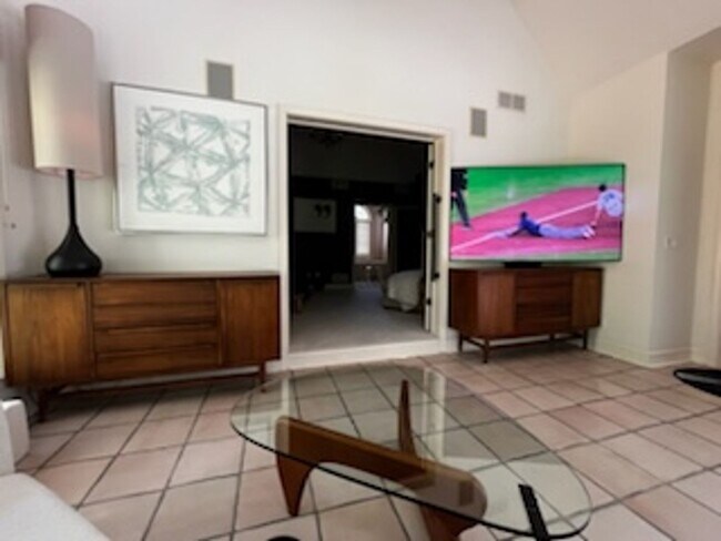Building Photo - Stunning Custom Built Home with ALL Utilit...