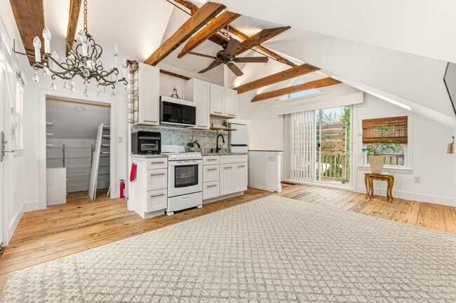 Building Photo - 264 Lake St