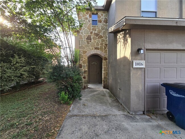 Building Photo - 1016 Brown Rock Dr