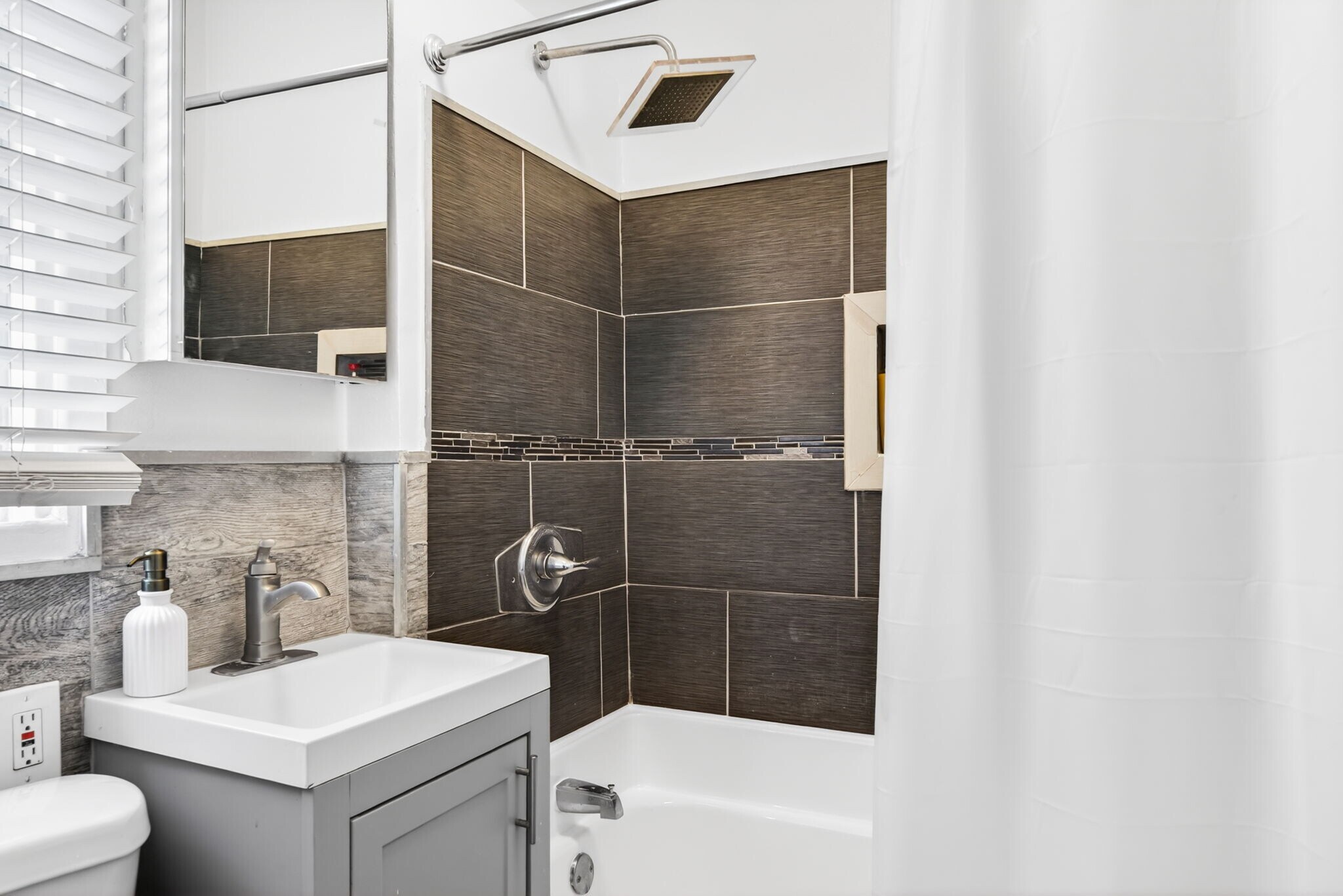 Building Photo - 5917 Lexington Ave