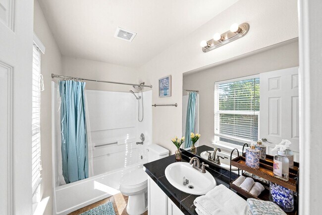 Building Photo - Downtown Home within Minutes from the Riverwalk & Alamodome ~ Large Corner Lot!