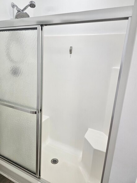 1st Bedroom/Baths shower - 2466 Leytonstone Dr