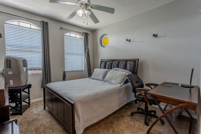 Building Photo - LOCATION. LOCATION. LOCATION. 2BR/3BA Cond...