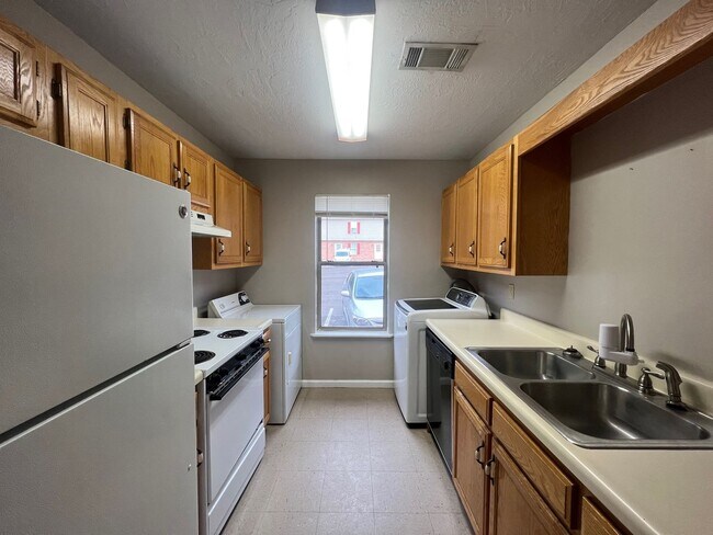 Building Photo - University Place 1- Charming Townhouse Apartment