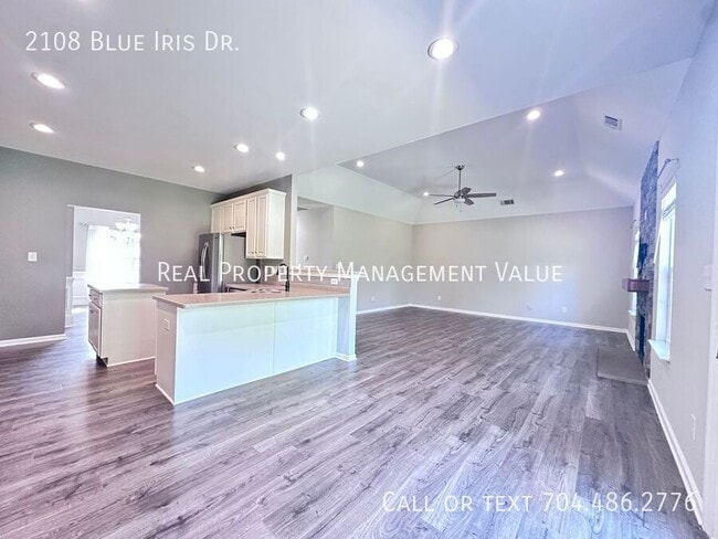 Building Photo - 2108 Blue Iris Dr