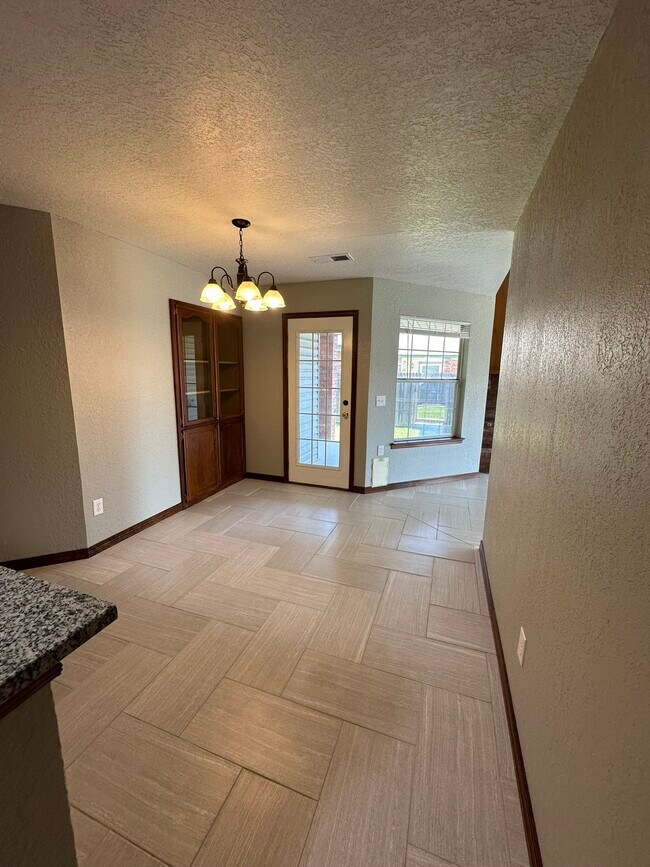 Building Photo - 2605 Briarcliff Dr