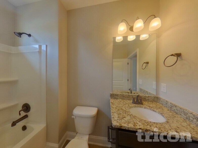 Building Photo - 910 Deepwood Ct