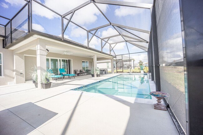 Building Photo - Seasonal 3BR/2BA  with 2-car Garage and PO...