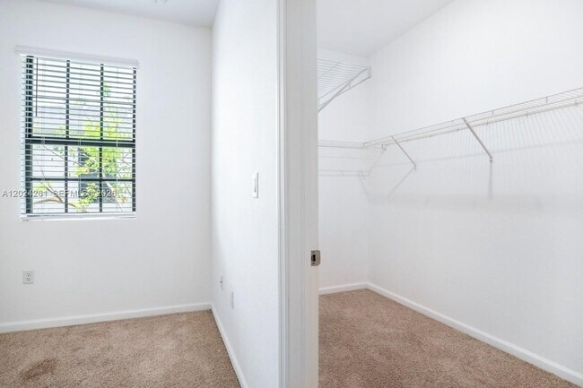 Building Photo - 1170 SW 7th Ct