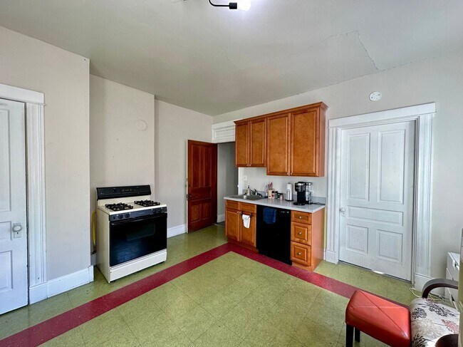 Building Photo - 2369 Victor St