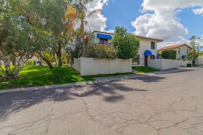 Building Photo - EXCELLENT 2BED, 1.5BATH TOWNHOUSE LOCATED ...