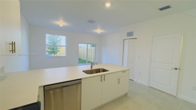 Building Photo - 2621 SE 27th Dr