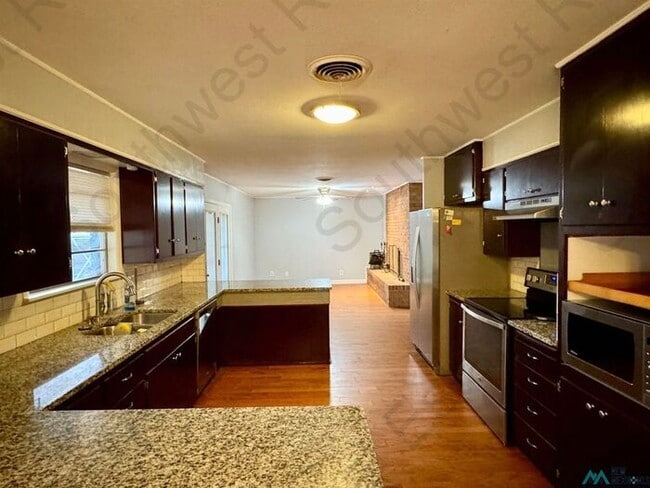 Building Photo - Beautiful 3 bedroom 2 bath brick home