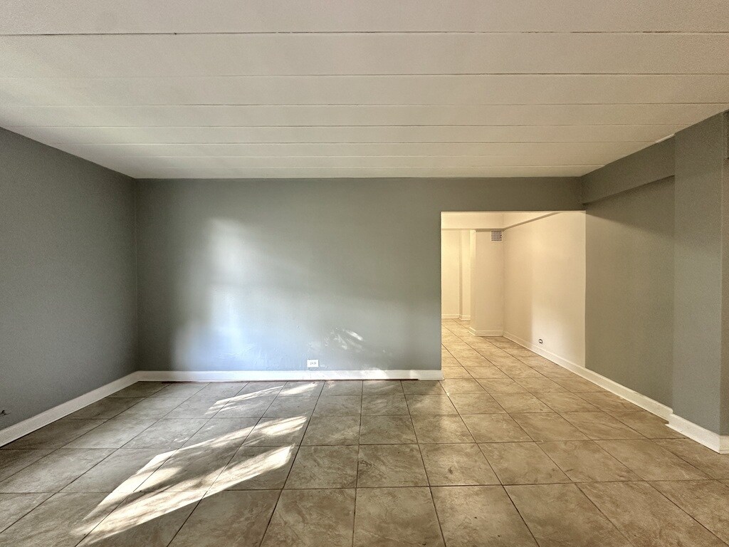 Building Photo - 1360 W Touhy Ave