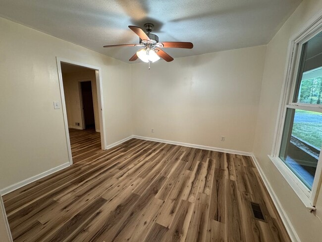 Building Photo - Well Maintained 3 Bedroom 2 Bath on a Private 1 Acre Lot