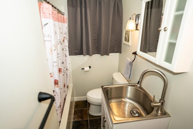 Building Photo - 130 Ella St