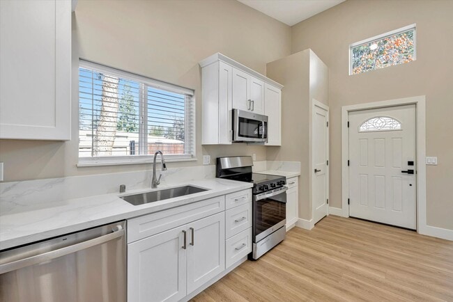 Building Photo - NEWER 2 BED, 1 BATH HOME WITH HUGE YARD AND ENCLOSED DRIVEWAY