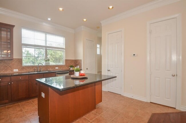 Building Photo - 3325 Clearview Cir