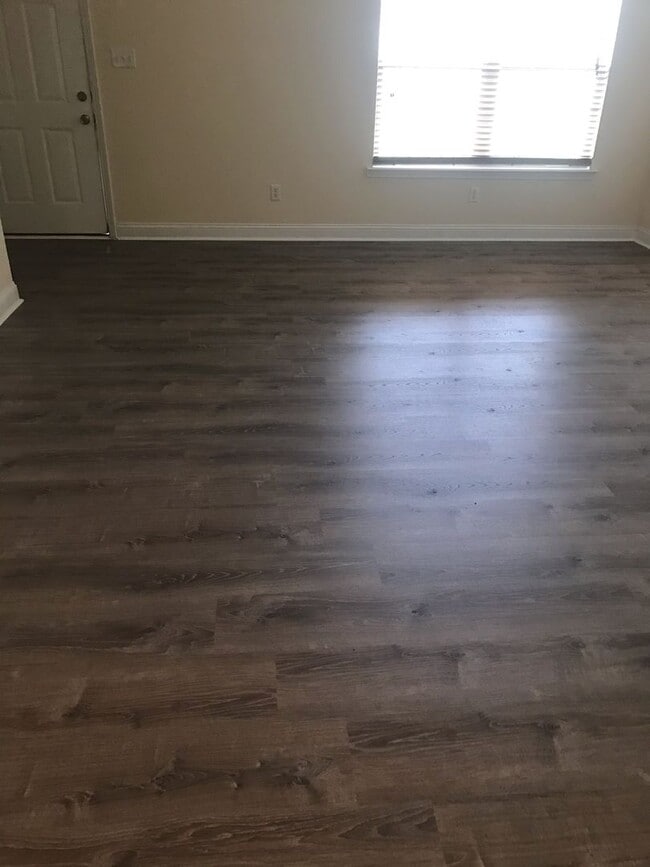 Building Photo - 323 Laurel Oak Ln