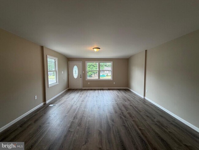 Building Photo - 1133 Louis Dr