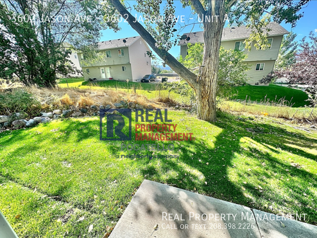 Building Photo - 3 Bed/ 1.5 bath duplex - Pets negotiable