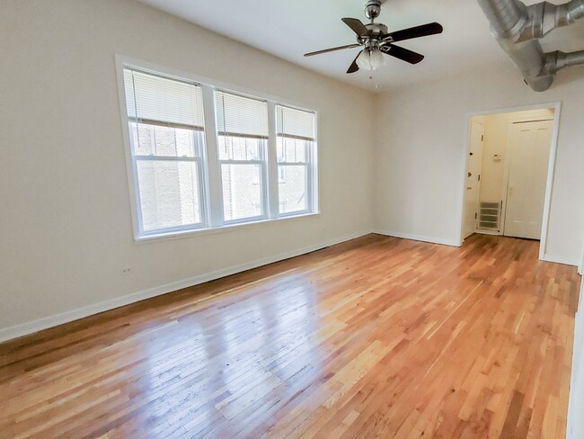 Interior Photo - 3521-29 N. Broadway