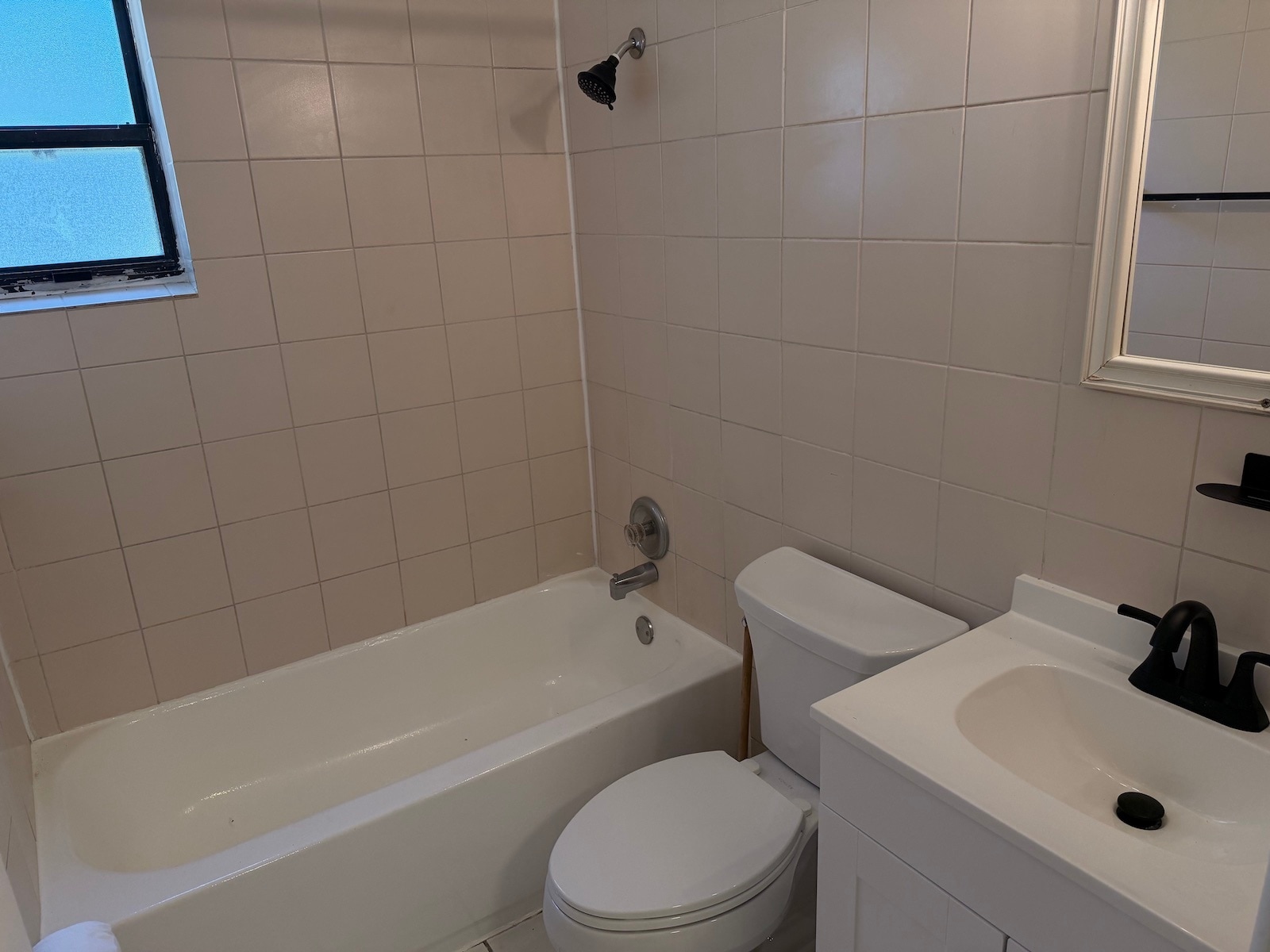 Bathroom tub & shower - 4825 Burgundy Ln