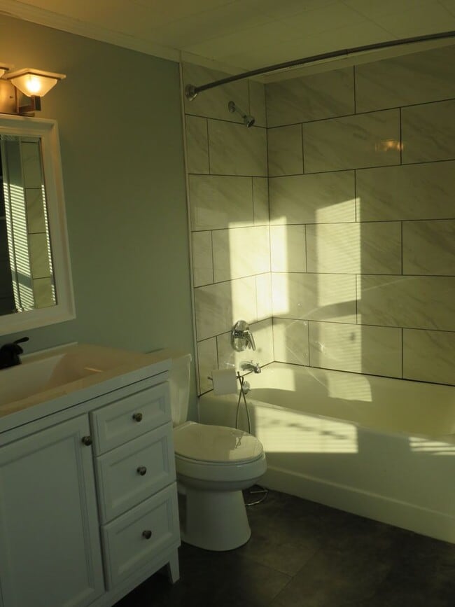 Building Photo - 5 Bedroom, 3 Bathroom House Near Pioneer P...