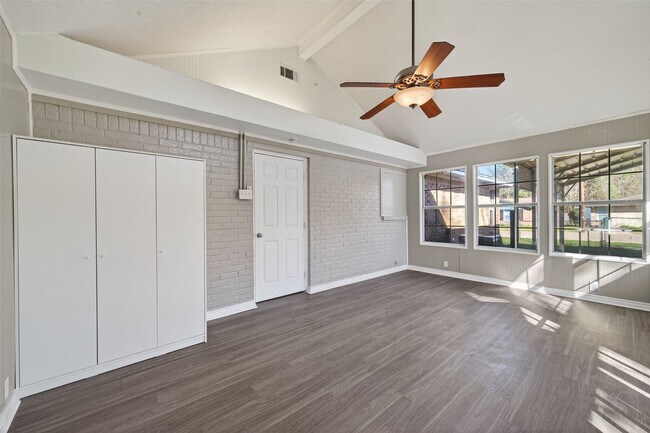 Building Photo - 210 N Shirley Ln