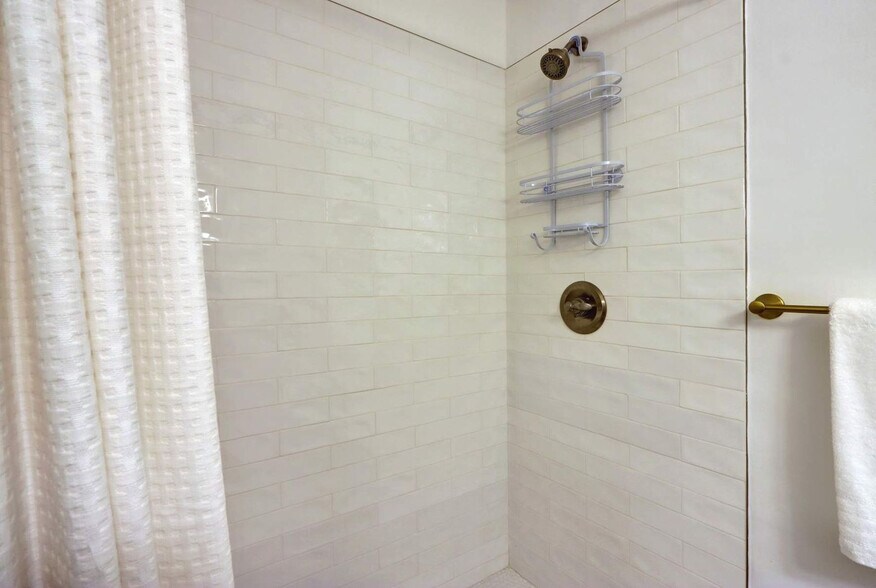 Building Photo - 306 E Victory Dr