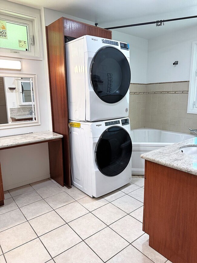 Building Photo - Dune Circle - Renovated three bedroom, two...