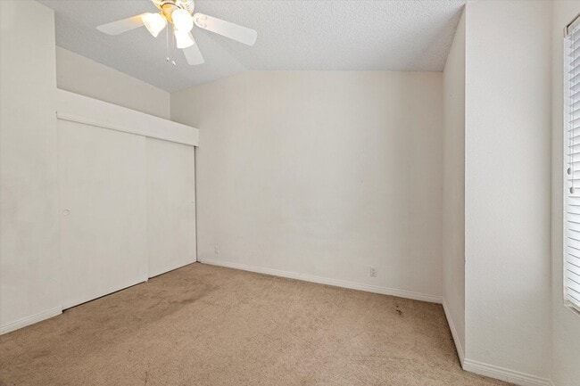 Building Photo - Centrally located Townhome/Fenced Yard