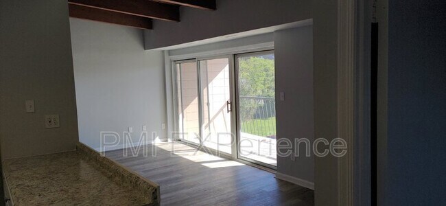 Building Photo - 7617 Fontainebleau Dr