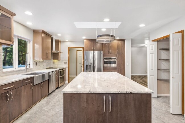 Building Photo - Immaculately maintained rambler in Sammamish with huge yard!!