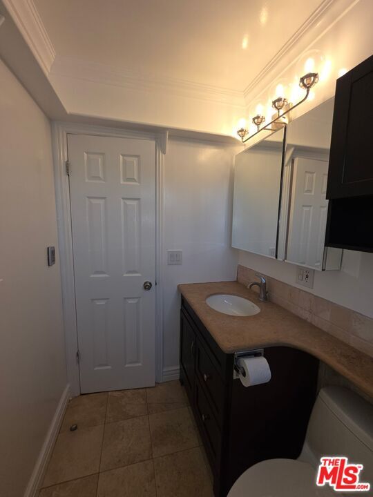 Building Photo - 670 Broadway St