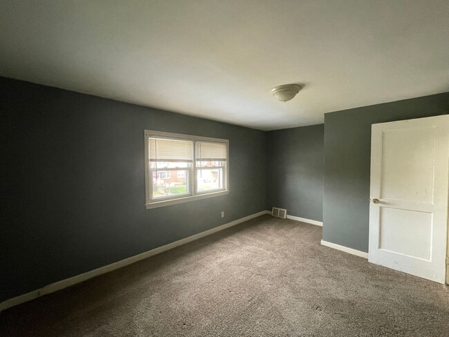 Building Photo - 3 Bedroom Single Family Home in Harrisburg!