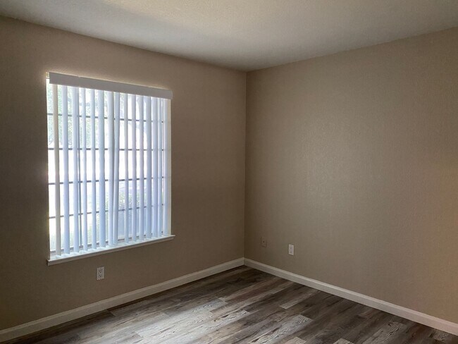 Building Photo - 2 Bedroom 2 Bathroom Condo Close to Freeway, Schools & Shopping