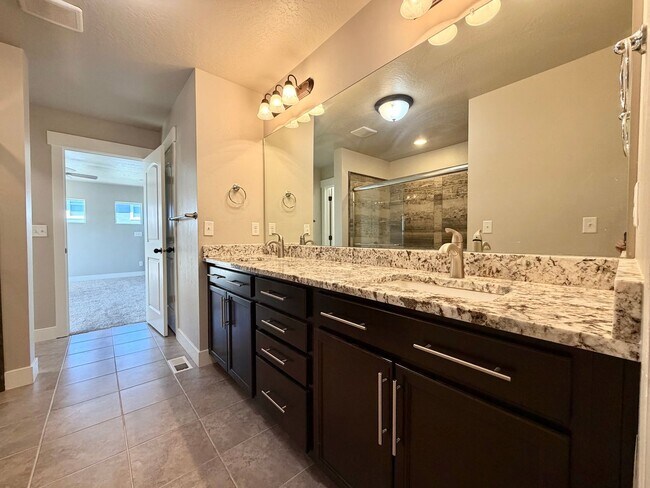 Building Photo - 673 W Beth Cir